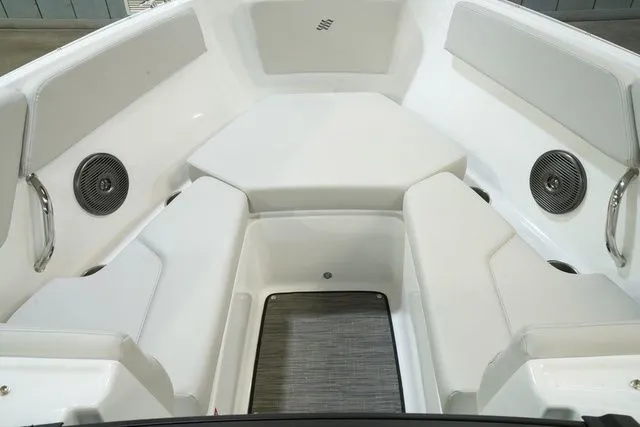 Slide: The Image of Four Winns H2 Freedom 2026 - 10