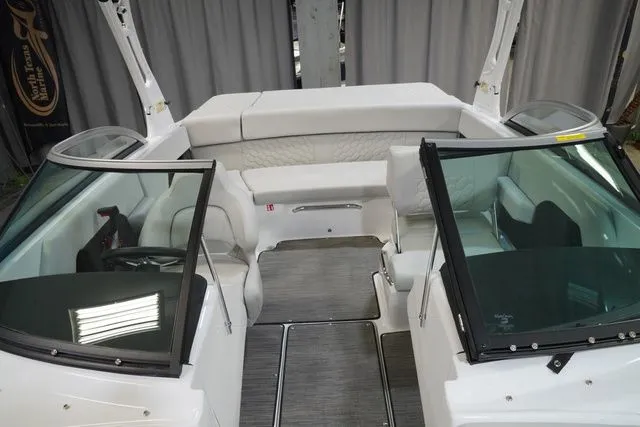 Slide: The Image of Four Winns H2 Freedom 2026 - 11