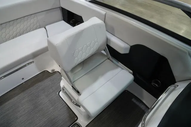 Slide: The Image of Four Winns H2 Freedom 2026 - 12