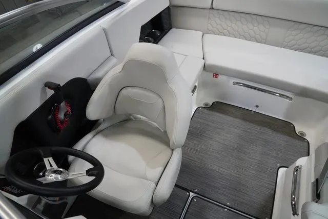 Slide: The Image of Four Winns H2 Freedom 2026 - 13