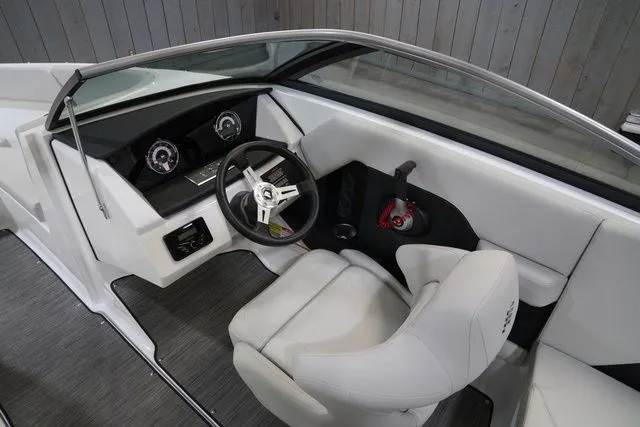 Slide: The Image of Four Winns H2 Freedom 2026 - 15