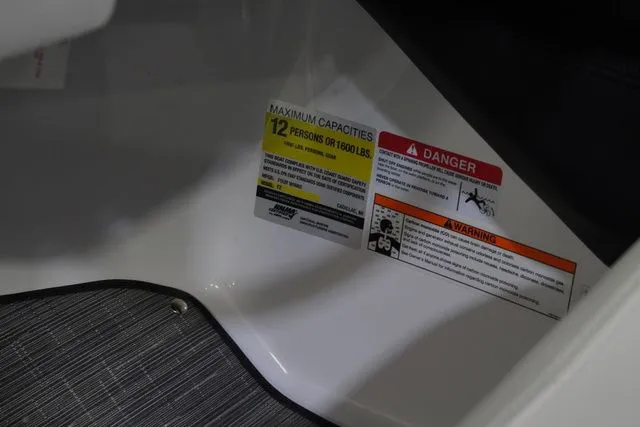 Slide: The Image of Four Winns H2 Freedom 2026 - 16