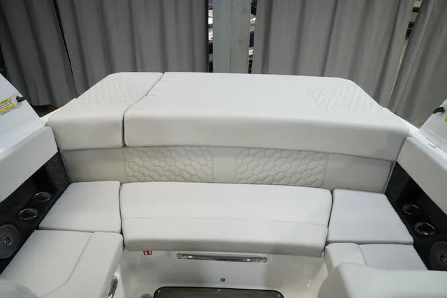 Slide: The Image of Four Winns H2 Freedom 2026 - 18