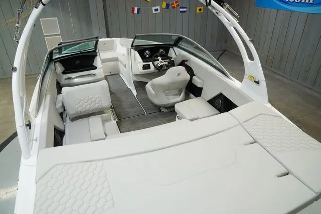 Slide: The Image of Four Winns H2 Freedom 2026 - 22