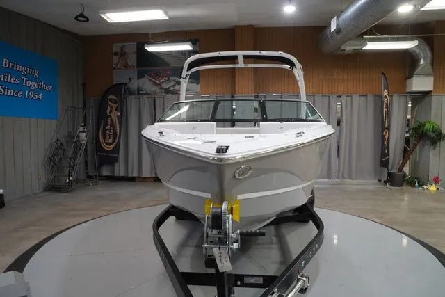 Slide: The Image of Four Winns H2 Freedom 2026 - 3