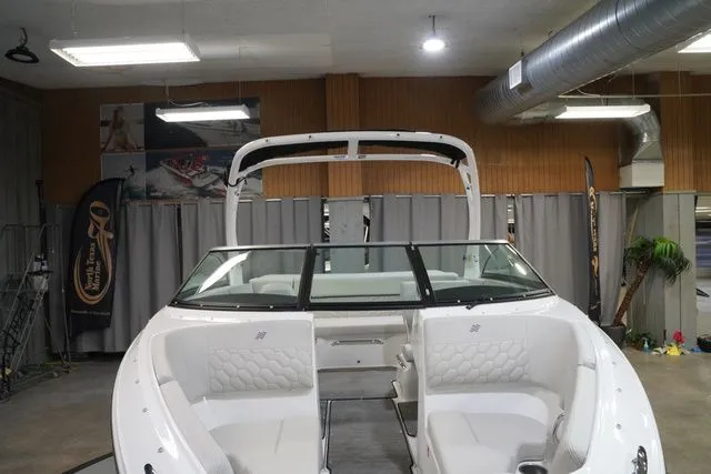 Slide: The Image of Four Winns H2 Freedom 2026 - 4