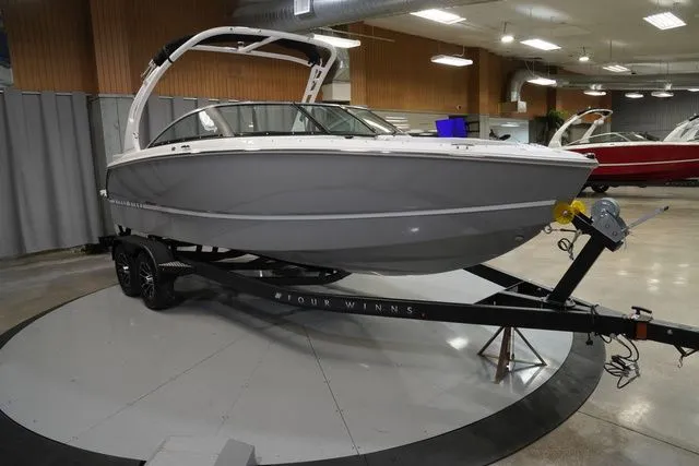 Slide: The Image of Four Winns H2 Freedom 2026 - 5