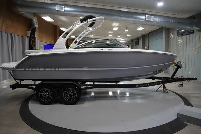 Slide: The Image of Four Winns H2 Freedom 2026 - 6