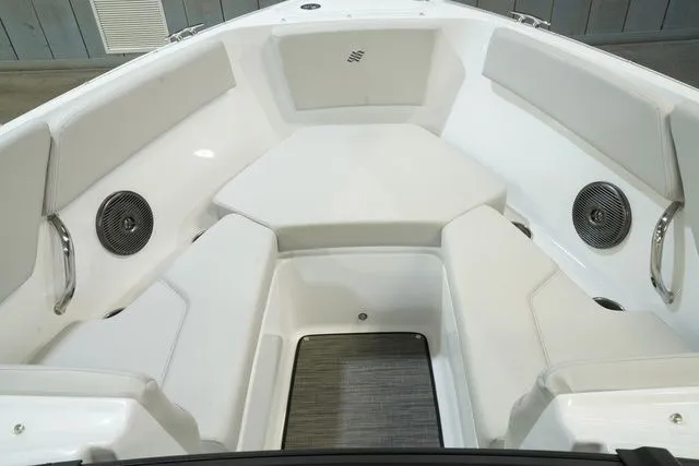 Slide: The Image of Four Winns H2 Freedom 2026 - 10