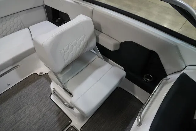 Slide: The Image of Four Winns H2 Freedom 2026 - 12