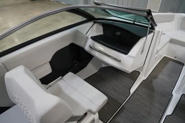 Slide: The Image of Four Winns H2 Freedom 2026 - 13