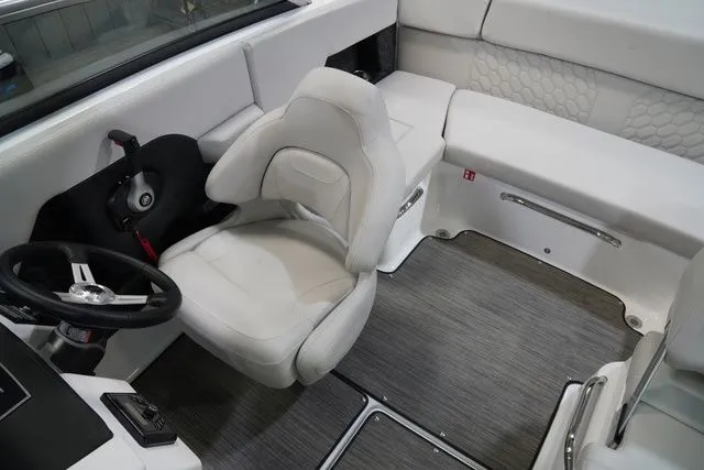 Slide: The Image of Four Winns H2 Freedom 2026 - 14