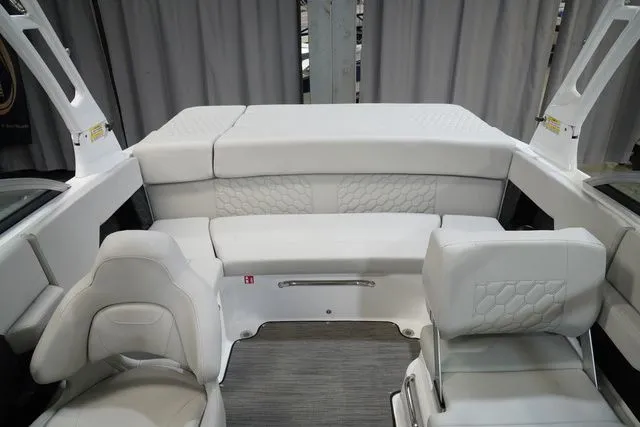 Slide: The Image of Four Winns H2 Freedom 2026 - 17