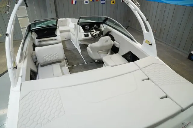 Slide: The Image of Four Winns H2 Freedom 2026 - 21