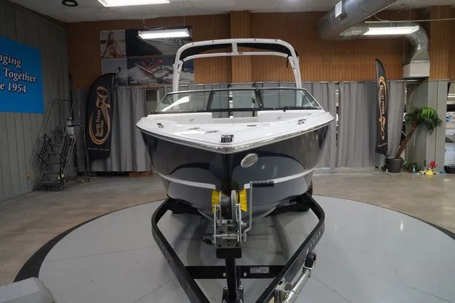 Slide: The Image of Four Winns H2 Freedom 2026 - 3