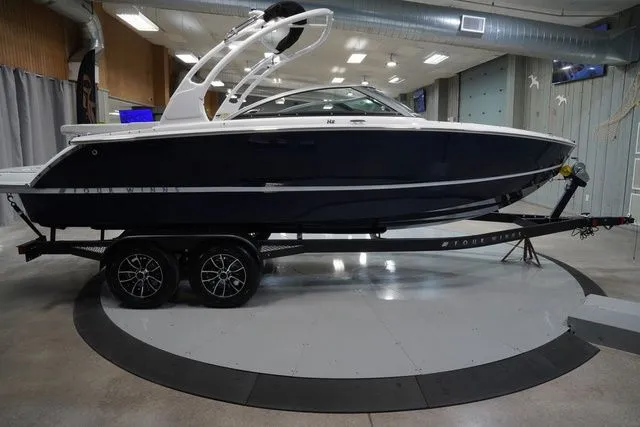 Slide: The Image of Four Winns H2 Freedom 2026 - 6