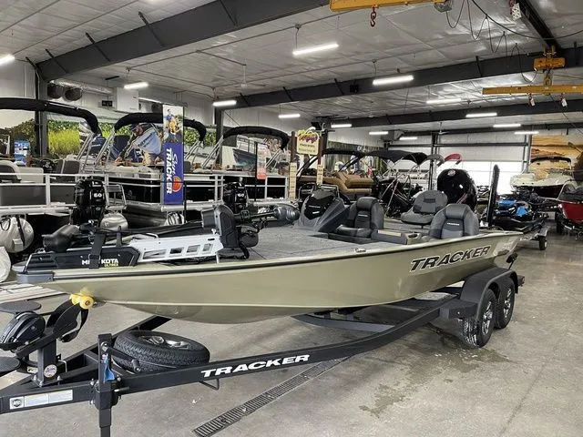 Slide: The Image of Tracker Savage 215 2026 - 11