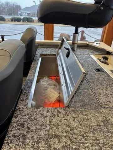 Slide: The Image of Tracker Pro 170 2026 - 14