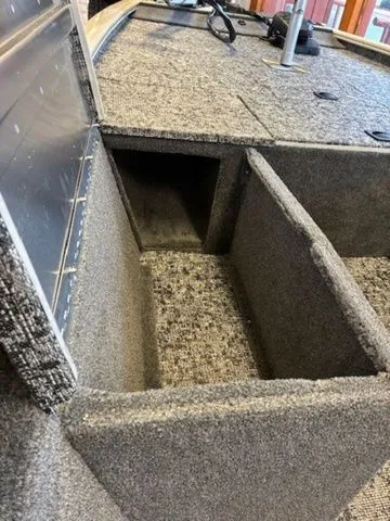 Slide: The Image of Tracker Pro 170 2026 - 19