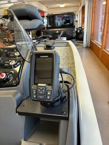 Slide: The Image of Tracker Pro 170 2026 - 23