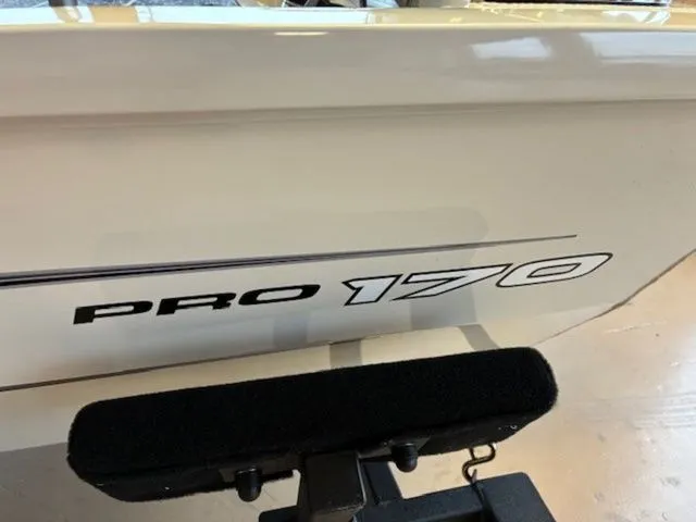 Slide: The Image of Tracker Pro 170 2026 - 25