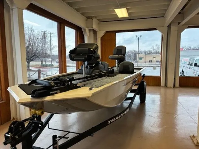 Slide: The Image of Tracker Pro 170 2026 - 26