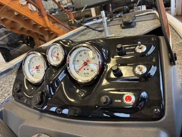 Slide: The Image of Tracker Pro 170 2026 - 5