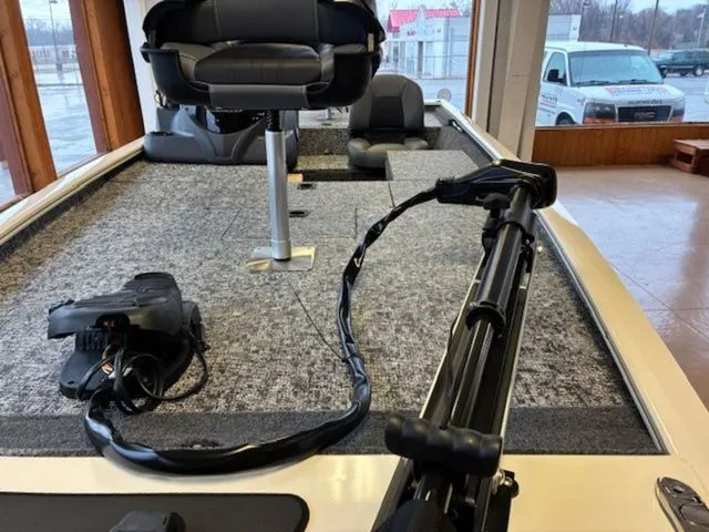 Slide: The Image of Tracker Pro 170 2026 - 7