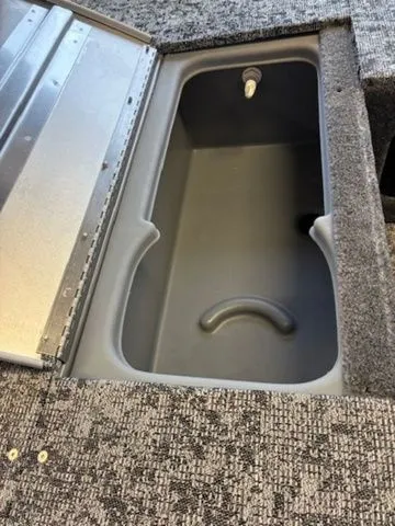 Slide: The Image of Tracker Pro 170 2026 - 9