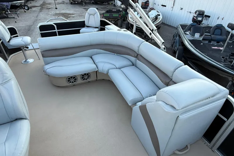 Slide: The Image of 2014 Veranda Fishing V2075-F2 boat with spacious seating and modern design. - 37