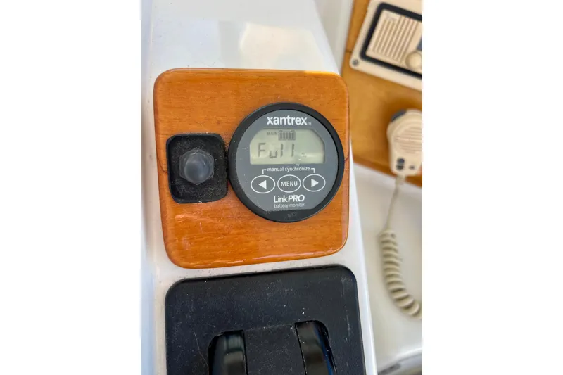 Slide: The Image of Battery monitor on 1998 Baha Cruisers 340 CAT showing full charge. - 37