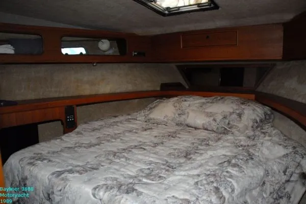 Slide: The Image of Bayliner 3888 Motor Yacht 1989 - 11