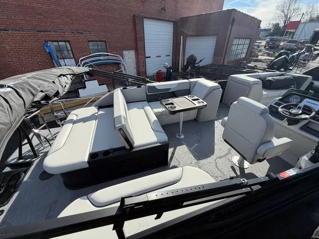 Slide: The Image of Godfrey Sweetwater 2286 SFL - Yamaha 250 SHO 2026 - 3