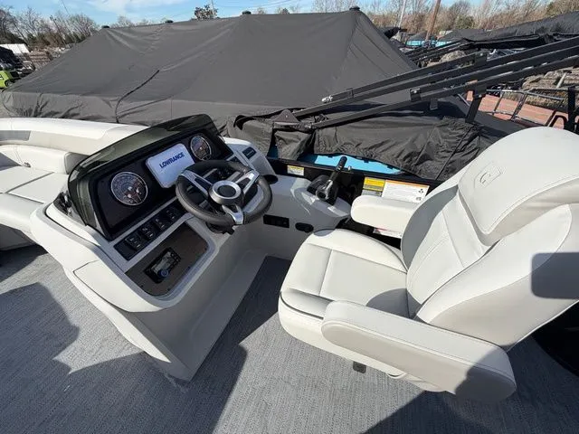 Slide: The Image of Godfrey Sweetwater 2286 SFL - Yamaha 250 SHO 2026 - 7