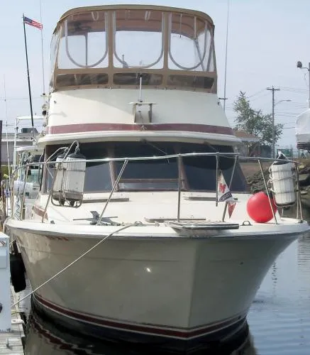 Slide: The Image of Trojan F32 Flybridge Sedan 1985 - 3