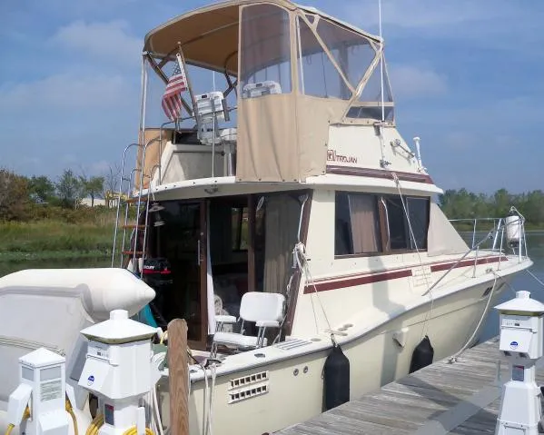 Slide: The Image of Trojan F32 Flybridge Sedan 1985 - 6