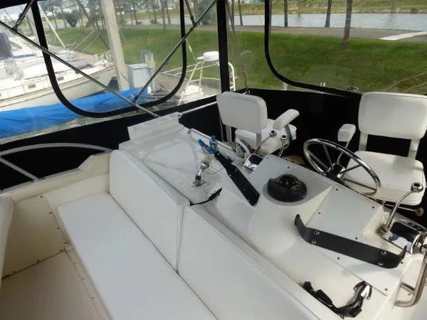 Slide: The Image of Bertram 33 Flybridge Cruiser BR8510 1988 - 10