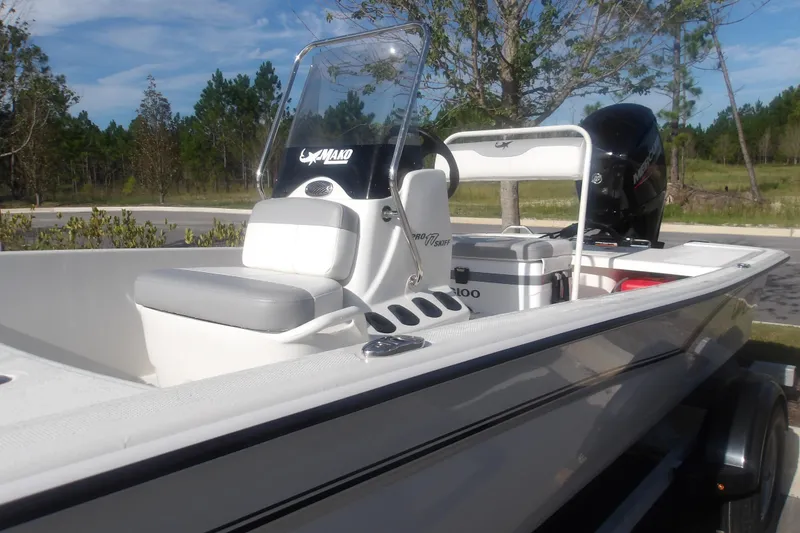 Slide: The Image of 2026 Mako Pro Skiff 17 CC boat with sleek design and modern features. - 6