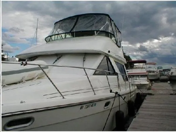 Slide: The Image of Bayliner 3988 Command Bridge Motoryacht 1997 - 0
