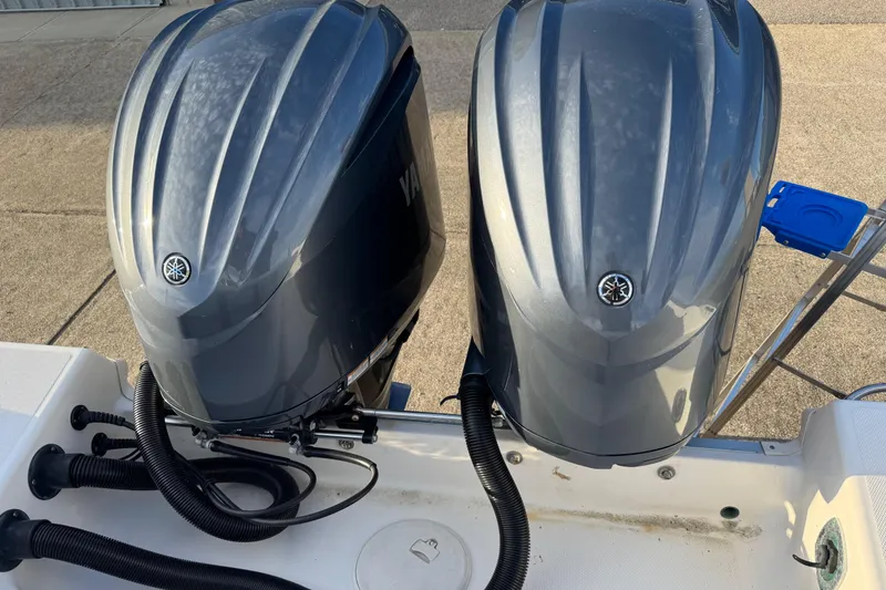 Slide: The Image of Twin Yamaha outboard engines on a 2009 Wellcraft 270 Coastal O/B boat. - 31