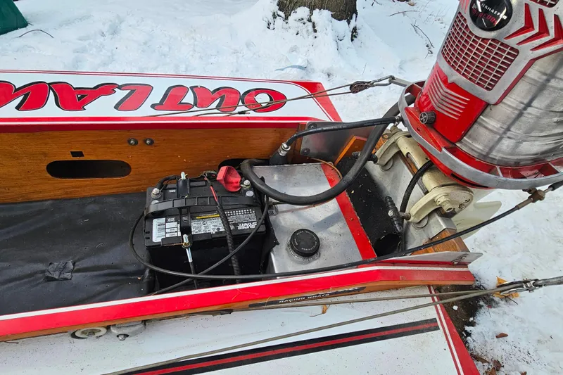 Slide: The Image of 1987 De Silva F Class Race boat with visible engine and battery in snowy setting. - 9