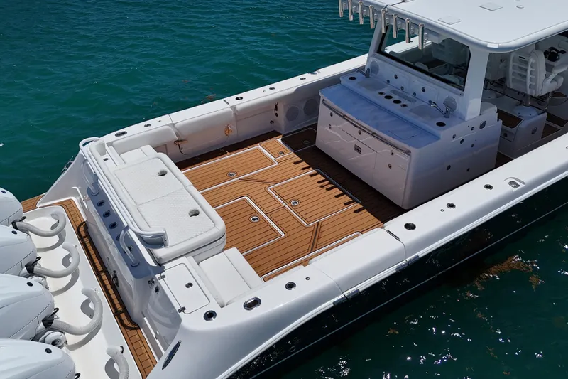 Slide: The Image of 2020 HCB 53 Sueños boat with spacious deck and luxurious seating. - 18