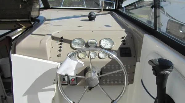 Slide: The Image of Bayliner 242 Hardtop Express Cruiser 2005 - 7