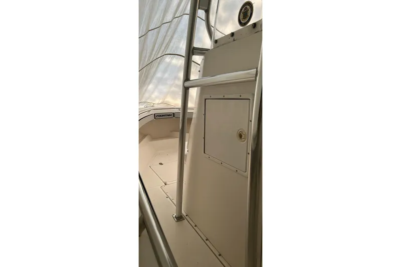 Slide: The Image of 2007 Fountain 23 Center Console boat interior with storage compartment and railing. - 3