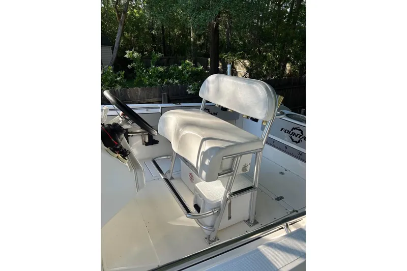 Slide: The Image of 2007 Fountain 23 Center Console boat with white seating and steering wheel. - 5