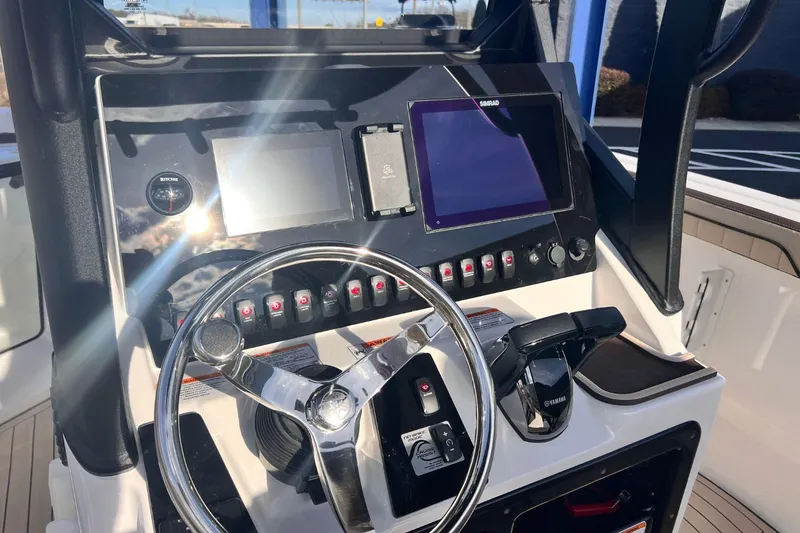 Slide: The Image of Yamaha 255 FSH Sport E 2026 helm with modern controls and displays. - 12