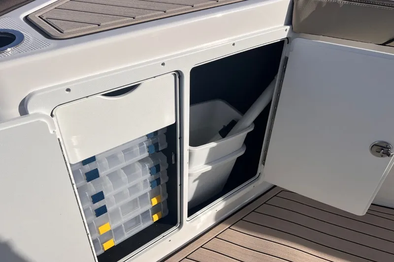 Slide: The Image of Yamaha 255 FSH Sport E 2026 storage with containers and drawers. - 14