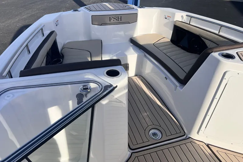 Slide: The Image of Interior of 2026 Yamaha Boats 255 FSH Sport E with seating area. - 17
