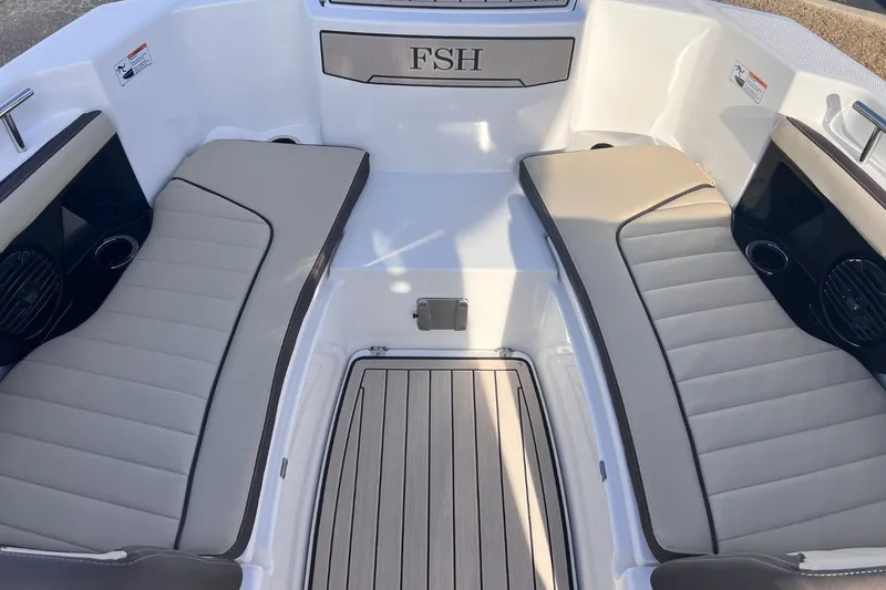 Slide: The Image of Interior of Yamaha 255 FSH Sport E boat, 2026 model. - 18