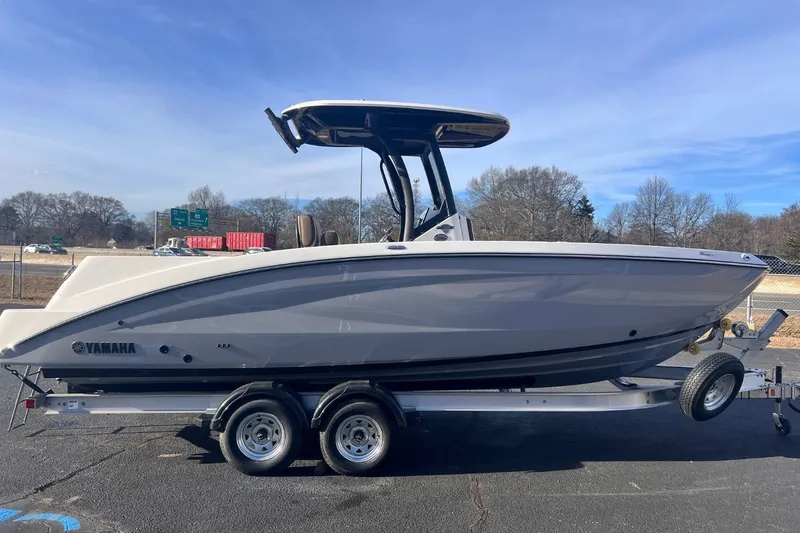 Slide: The Image of Yamaha 255 FSH Sport E 2026 on trailer, side view. - 4
